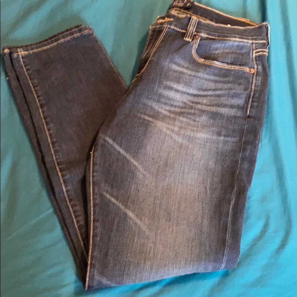 Woman’s Lucky Brand tapered leg jeans, 28/8 A